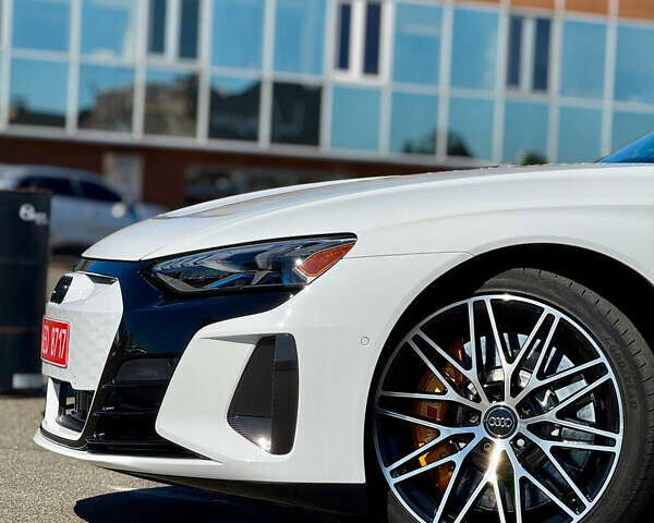 Белый Ауди RS e-tron GT, объемом двигателя 0 л и пробегом 17 тыс. км за 57900 $, фото 17 на Automoto.ua