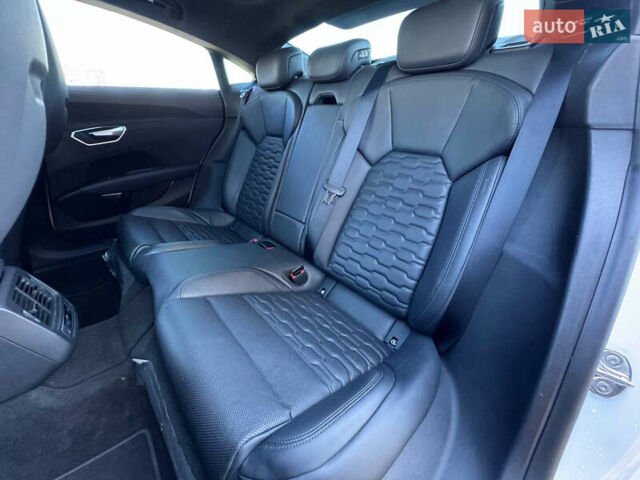 Белый Ауди RS e-tron GT, объемом двигателя 0 л и пробегом 17 тыс. км за 57900 $, фото 54 на Automoto.ua