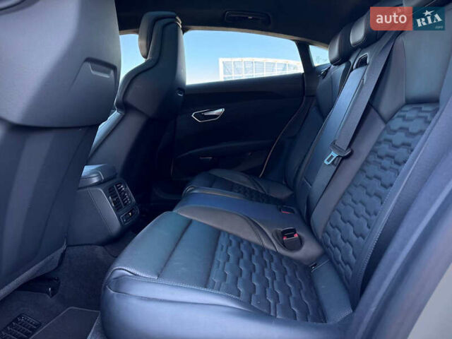 Белый Ауди RS e-tron GT, объемом двигателя 0 л и пробегом 17 тыс. км за 57900 $, фото 50 на Automoto.ua