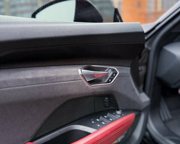 Чорний Ауді RS e-tron GT, об'ємом двигуна 0 л та пробігом 13 тис. км за 59800 $, фото 13 на Automoto.ua