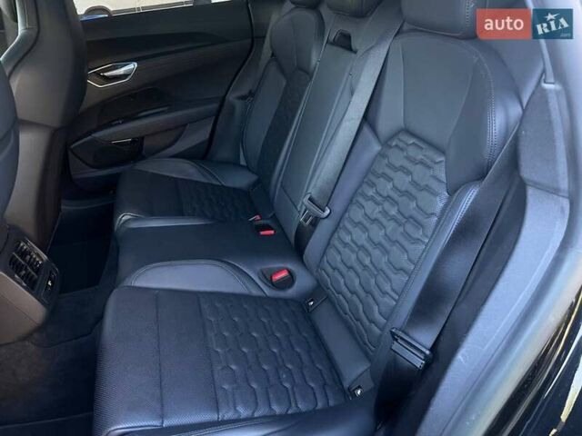 Черный Ауди RS e-tron GT, объемом двигателя 0 л и пробегом 40 тыс. км за 84999 $, фото 17 на Automoto.ua