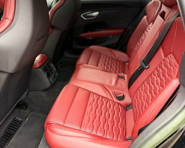 Чорний Ауді RS e-tron GT, об'ємом двигуна 0 л та пробігом 13 тис. км за 59800 $, фото 14 на Automoto.ua