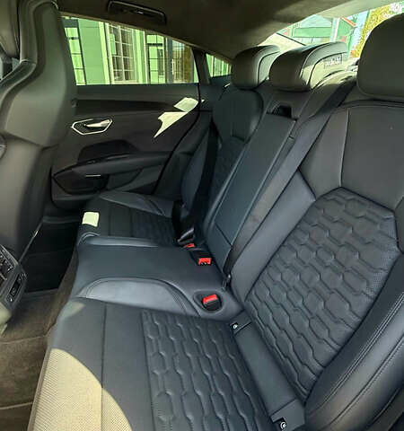 Черный Ауди RS e-tron GT, объемом двигателя 0 л и пробегом 2 тыс. км за 107000 $, фото 23 на Automoto.ua