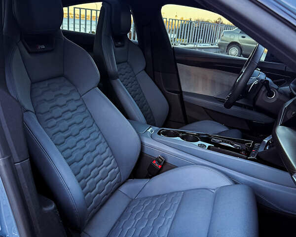 Серый Ауди RS e-tron GT, объемом двигателя 0 л и пробегом 12 тыс. км за 78000 $, фото 12 на Automoto.ua