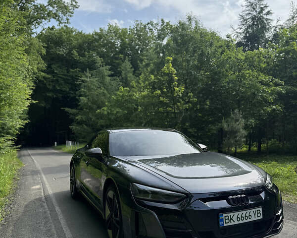 Серый Ауди RS e-tron GT, объемом двигателя 0 л и пробегом 52 тыс. км за 70500 $, фото 1 на Automoto.ua