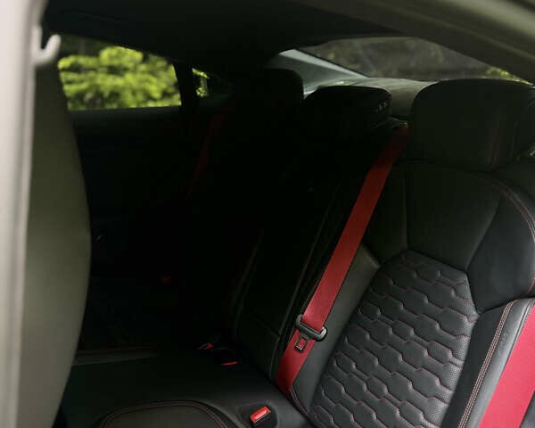 Серый Ауди RS e-tron GT, объемом двигателя 0 л и пробегом 52 тыс. км за 70500 $, фото 25 на Automoto.ua