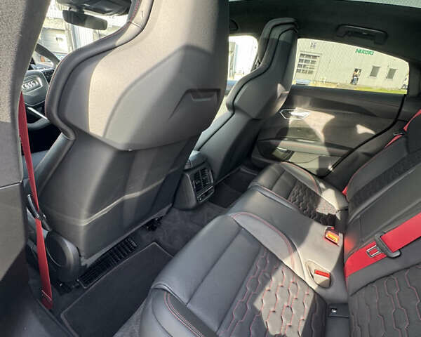 Серый Ауди RS e-tron GT, объемом двигателя 0 л и пробегом 52 тыс. км за 60000 $, фото 9 на Automoto.ua