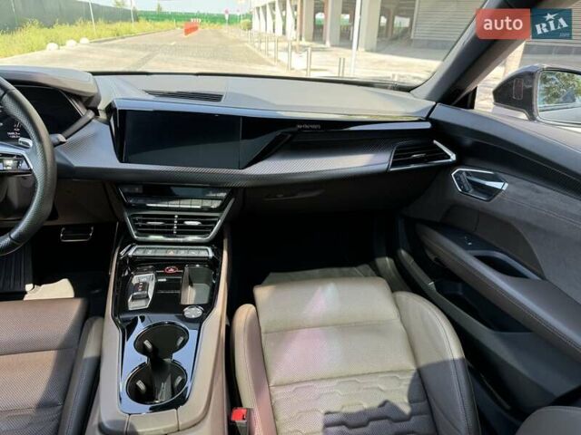 Серый Ауди RS e-tron GT, объемом двигателя 0 л и пробегом 51 тыс. км за 71000 $, фото 14 на Automoto.ua