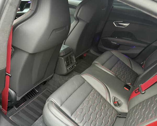 Ауді RS e-tron GT 2021 у Коломые на Automoto.ua Сірий Ауді RS e-tron GT, об'ємом двигуна 0 л та пробігом 58 тис. км за 58000 $, фото 26 на Automoto.ua