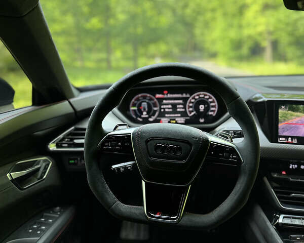 Серый Ауди RS e-tron GT, объемом двигателя 0 л и пробегом 52 тыс. км за 70500 $, фото 28 на Automoto.ua