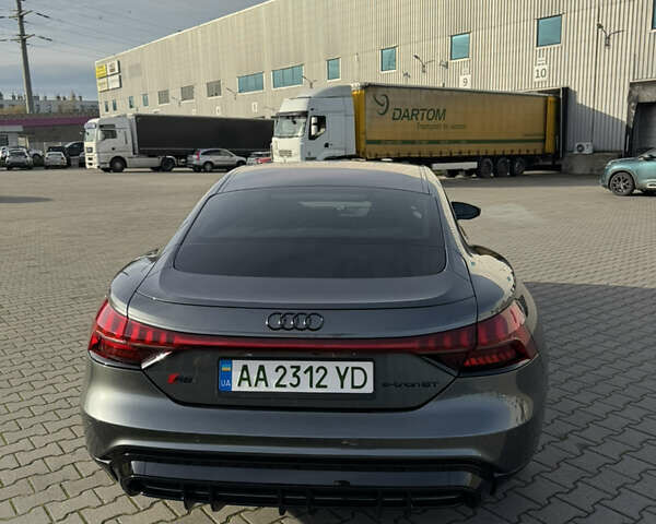 Серый Ауди RS e-tron GT, объемом двигателя 0 л и пробегом 52 тыс. км за 60000 $, фото 4 на Automoto.ua