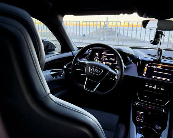 Серый Ауди RS e-tron GT, объемом двигателя 0 л и пробегом 12 тыс. км за 78000 $, фото 8 на Automoto.ua