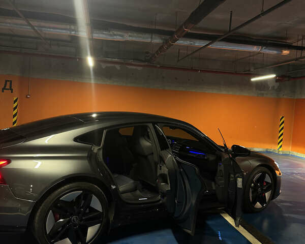 Серый Ауди RS e-tron GT, объемом двигателя 0 л и пробегом 52 тыс. км за 70500 $, фото 38 на Automoto.ua