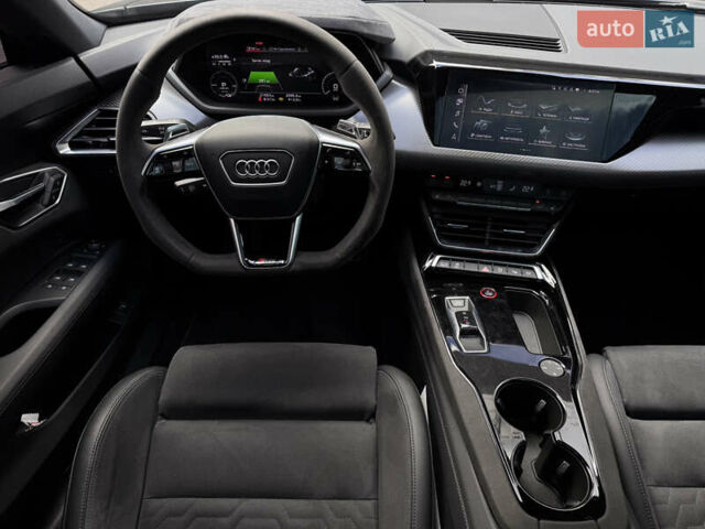 Серый Ауди RS e-tron GT, объемом двигателя 0 л и пробегом 21 тыс. км за 62000 $, фото 24 на Automoto.ua