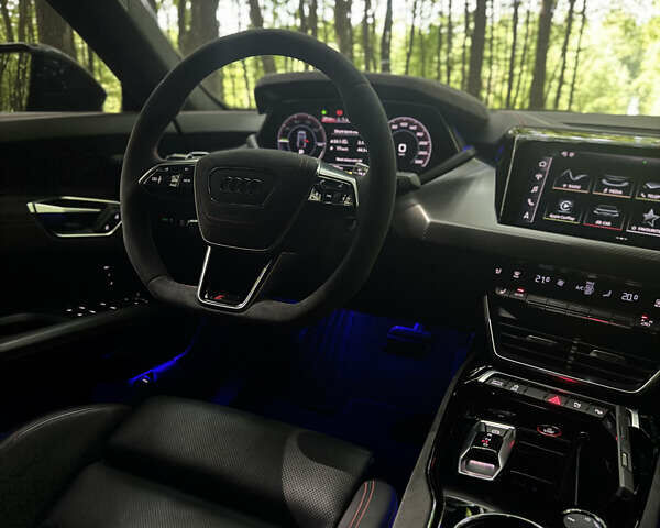Серый Ауди RS e-tron GT, объемом двигателя 0 л и пробегом 52 тыс. км за 70500 $, фото 34 на Automoto.ua