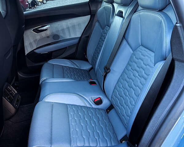 Серый Ауди RS e-tron GT, объемом двигателя 0 л и пробегом 12 тыс. км за 78000 $, фото 7 на Automoto.ua