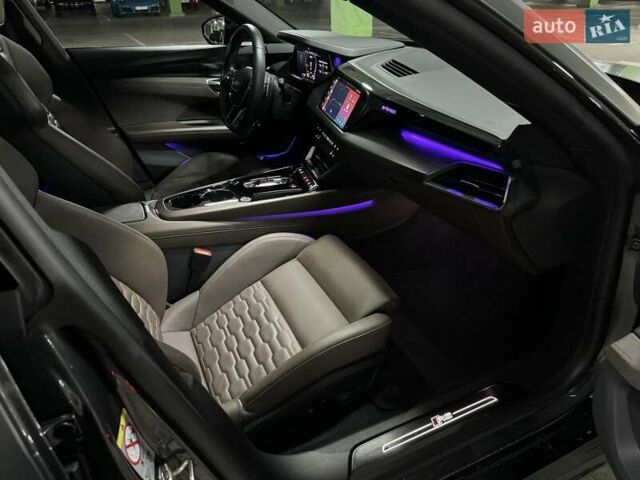 Серый Ауди RS e-tron GT, объемом двигателя 0 л и пробегом 51 тыс. км за 71000 $, фото 19 на Automoto.ua