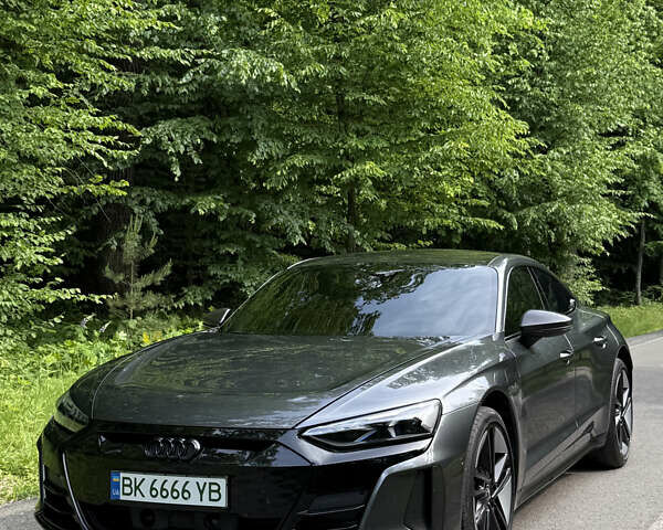 Серый Ауди RS e-tron GT, объемом двигателя 0 л и пробегом 52 тыс. км за 70500 $, фото 3 на Automoto.ua