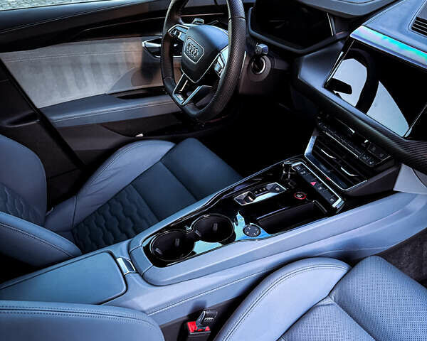 Серый Ауди RS e-tron GT, объемом двигателя 0 л и пробегом 12 тыс. км за 78000 $, фото 13 на Automoto.ua