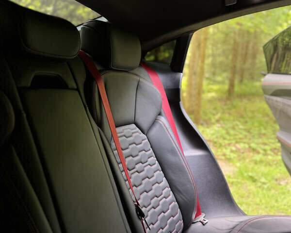Серый Ауди RS e-tron GT, объемом двигателя 0 л и пробегом 52 тыс. км за 70500 $, фото 31 на Automoto.ua