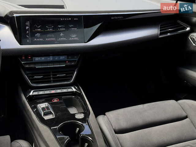 Серый Ауди RS e-tron GT, объемом двигателя 0 л и пробегом 21 тыс. км за 62000 $, фото 31 на Automoto.ua