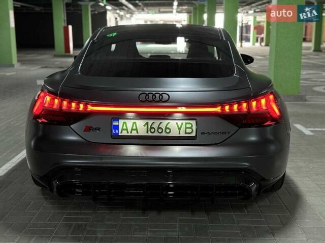 Серый Ауди RS e-tron GT, объемом двигателя 0 л и пробегом 51 тыс. км за 71000 $, фото 5 на Automoto.ua