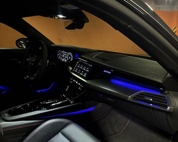 Серый Ауди RS e-tron GT, объемом двигателя 0 л и пробегом 52 тыс. км за 70500 $, фото 36 на Automoto.ua