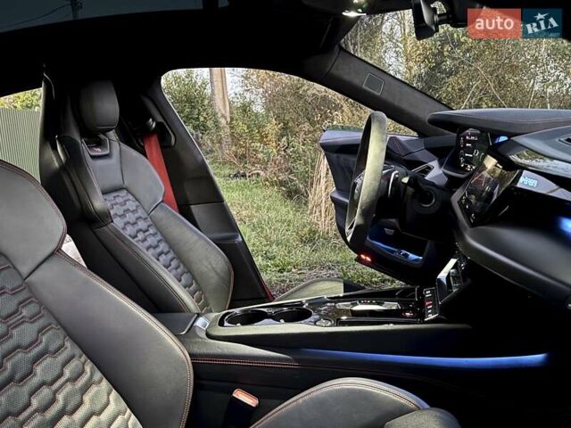 Серый Ауди RS e-tron GT, объемом двигателя 0 л и пробегом 48 тыс. км за 65500 $, фото 67 на Automoto.ua