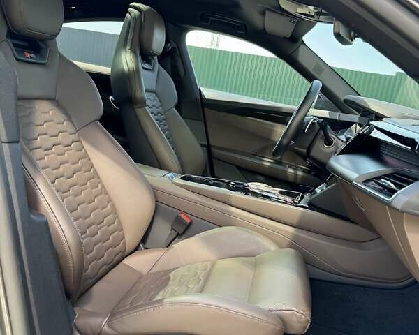 Серый Ауди RS e-tron GT, объемом двигателя 0 л и пробегом 51 тыс. км за 71000 $, фото 15 на Automoto.ua