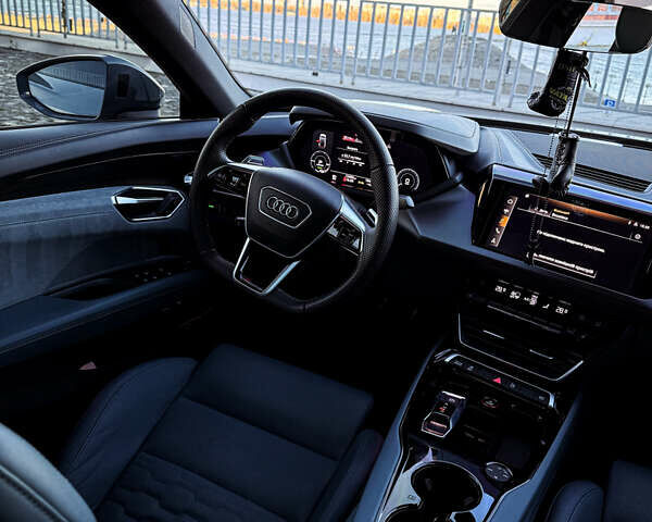 Серый Ауди RS e-tron GT, объемом двигателя 0 л и пробегом 12 тыс. км за 78000 $, фото 5 на Automoto.ua