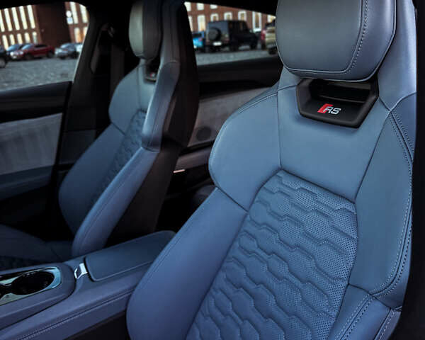 Серый Ауди RS e-tron GT, объемом двигателя 0 л и пробегом 12 тыс. км за 78000 $, фото 9 на Automoto.ua