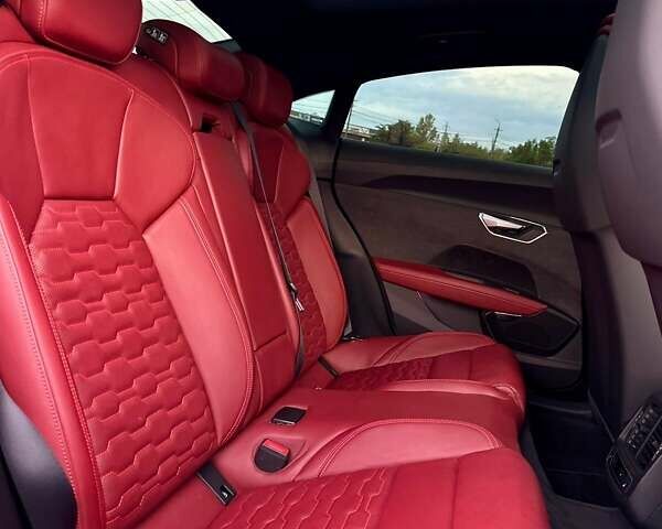 Сірий Ауді RS e-tron GT, об'ємом двигуна 0 л та пробігом 46 тис. км за 69900 $, фото 47 на Automoto.ua