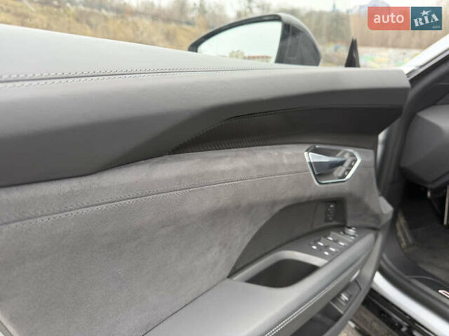 Серый Ауди RS e-tron GT, объемом двигателя 0 л и пробегом 39 тыс. км за 69500 $, фото 27 на Automoto.ua