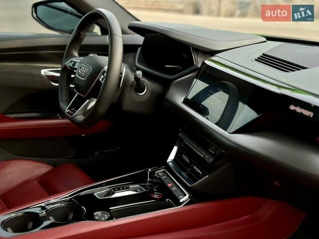 Сірий Ауді RS e-tron GT, об'ємом двигуна 0 л та пробігом 46 тис. км за 69900 $, фото 45 на Automoto.ua