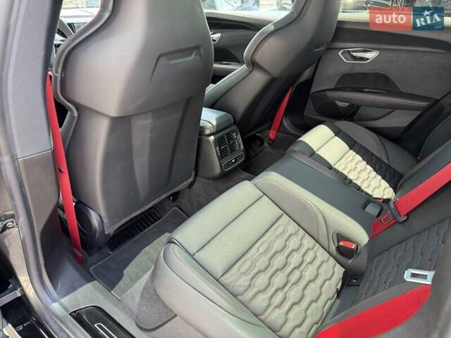 Серый Ауди RS e-tron GT, объемом двигателя 0 л и пробегом 51 тыс. км за 68490 $, фото 28 на Automoto.ua