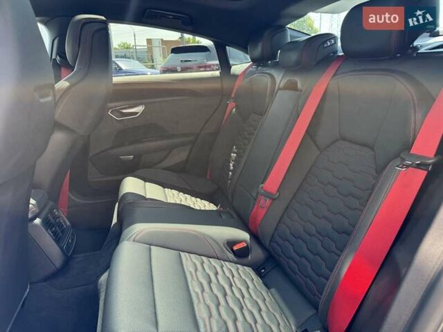 Серый Ауди RS e-tron GT, объемом двигателя 0 л и пробегом 51 тыс. км за 68490 $, фото 30 на Automoto.ua
