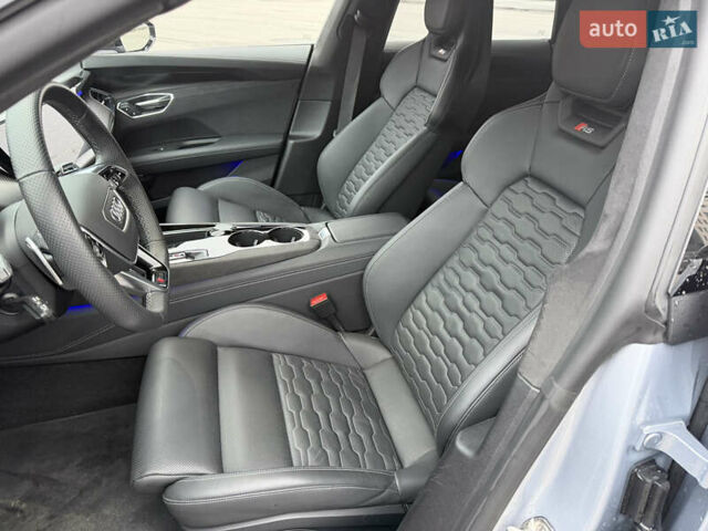 Серый Ауди RS e-tron GT, объемом двигателя 0 л и пробегом 39 тыс. км за 69500 $, фото 26 на Automoto.ua