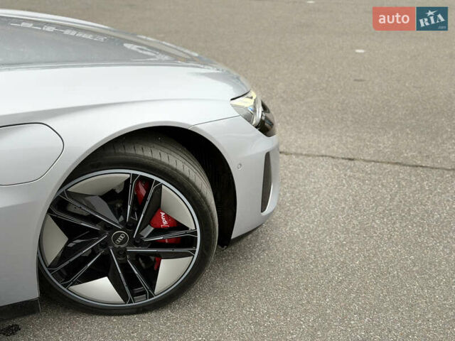 Серый Ауди RS e-tron GT, объемом двигателя 0 л и пробегом 39 тыс. км за 69500 $, фото 11 на Automoto.ua