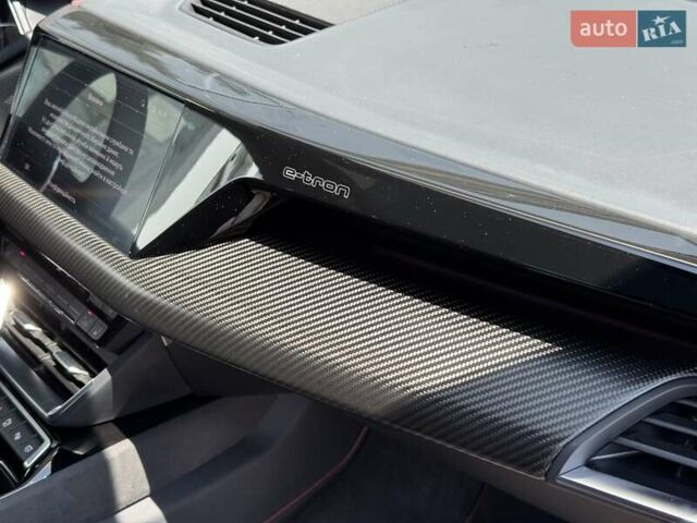 Серый Ауди RS e-tron GT, объемом двигателя 0 л и пробегом 51 тыс. км за 68490 $, фото 32 на Automoto.ua