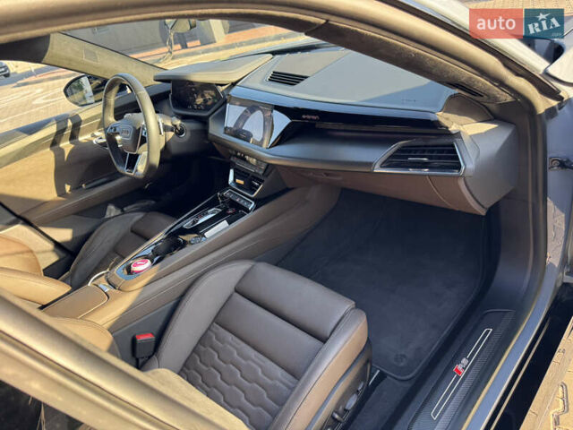 Серый Ауди RS e-tron GT, объемом двигателя 0 л и пробегом 17 тыс. км за 65000 $, фото 3 на Automoto.ua