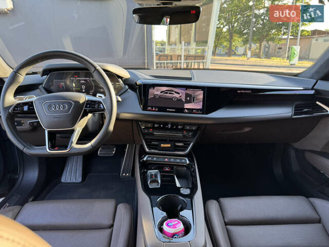 Серый Ауди RS e-tron GT, объемом двигателя 0 л и пробегом 17 тыс. км за 65000 $, фото 6 на Automoto.ua