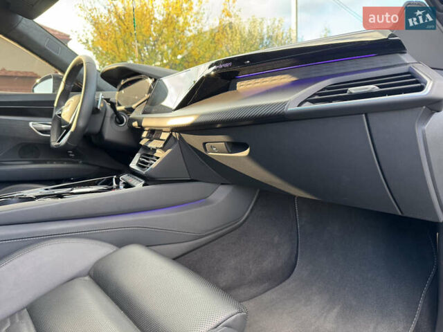 Серый Ауди RS e-tron GT, объемом двигателя 0 л и пробегом 8 тыс. км за 74000 $, фото 47 на Automoto.ua