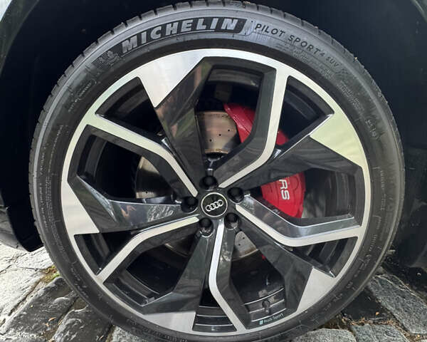 Чорний Ауді RS Q8, об'ємом двигуна 4 л та пробігом 90 тис. км за 89999 $, фото 132 на Automoto.ua