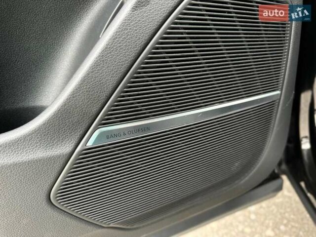 Чорний Ауді RS Q8, об'ємом двигуна 4 л та пробігом 37 тис. км за 125500 $, фото 45 на Automoto.ua