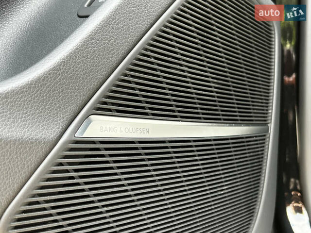 Чорний Ауді RS Q8, об'ємом двигуна 4 л та пробігом 18 тис. км за 117000 $, фото 31 на Automoto.ua
