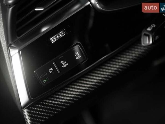 Сірий Ауді RS Q8, об'ємом двигуна 4 л та пробігом 94 тис. км за 88900 $, фото 76 на Automoto.ua