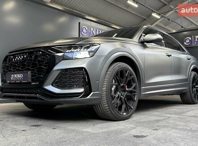 Сірий Ауді RS Q8, об'ємом двигуна 4 л та пробігом 70 тис. км за 95000 $, фото 4 на Automoto.ua