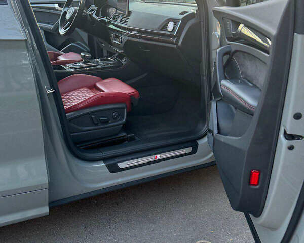 Сірий Ауді SQ5, об'ємом двигуна 3 л та пробігом 68 тис. км за 32800 $, фото 31 на Automoto.ua