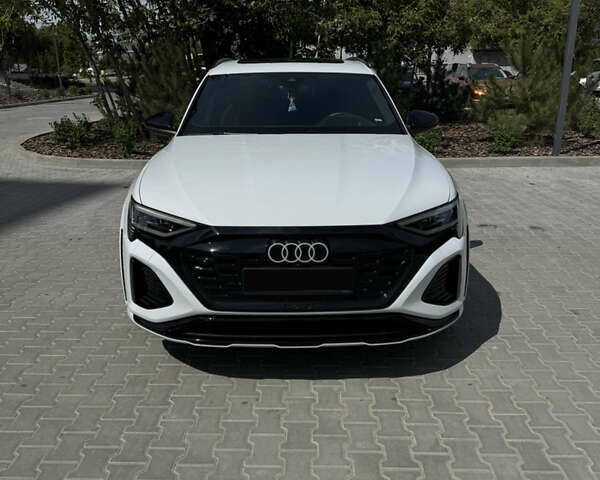 Білий Ауді SQ8 e-tron, об'ємом двигуна 0 л та пробігом 11 тис. км за 68000 $, фото 1 на Automoto.ua
