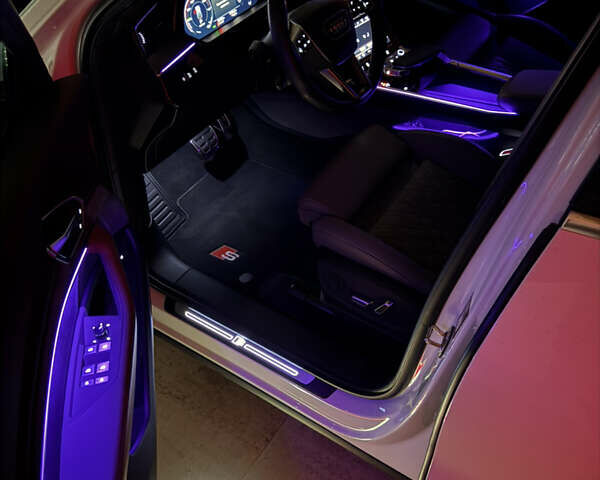 Белый Ауди SQ8 Sportback e-tron, объемом двигателя 0 л и пробегом 60 тыс. км за 83500 $, фото 24 на Automoto.ua